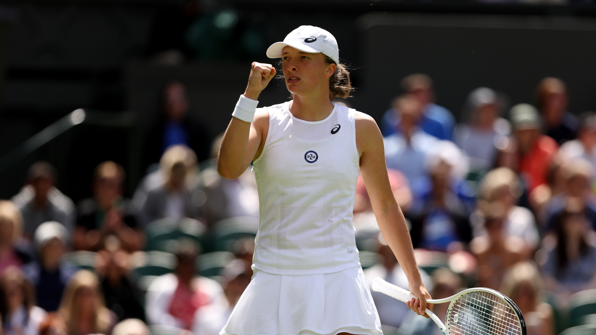 Wimbledon Swiatek survives scare after being taken to three sets by