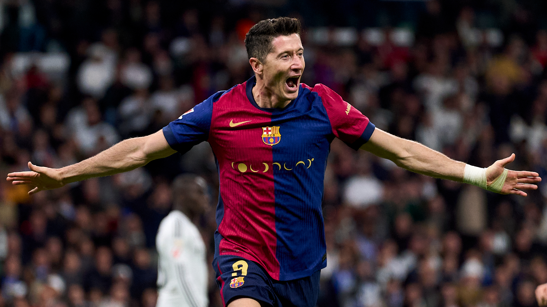 Real Madrid 0-4 Barcelona: Lewandowski con la camiseta de Coldplay