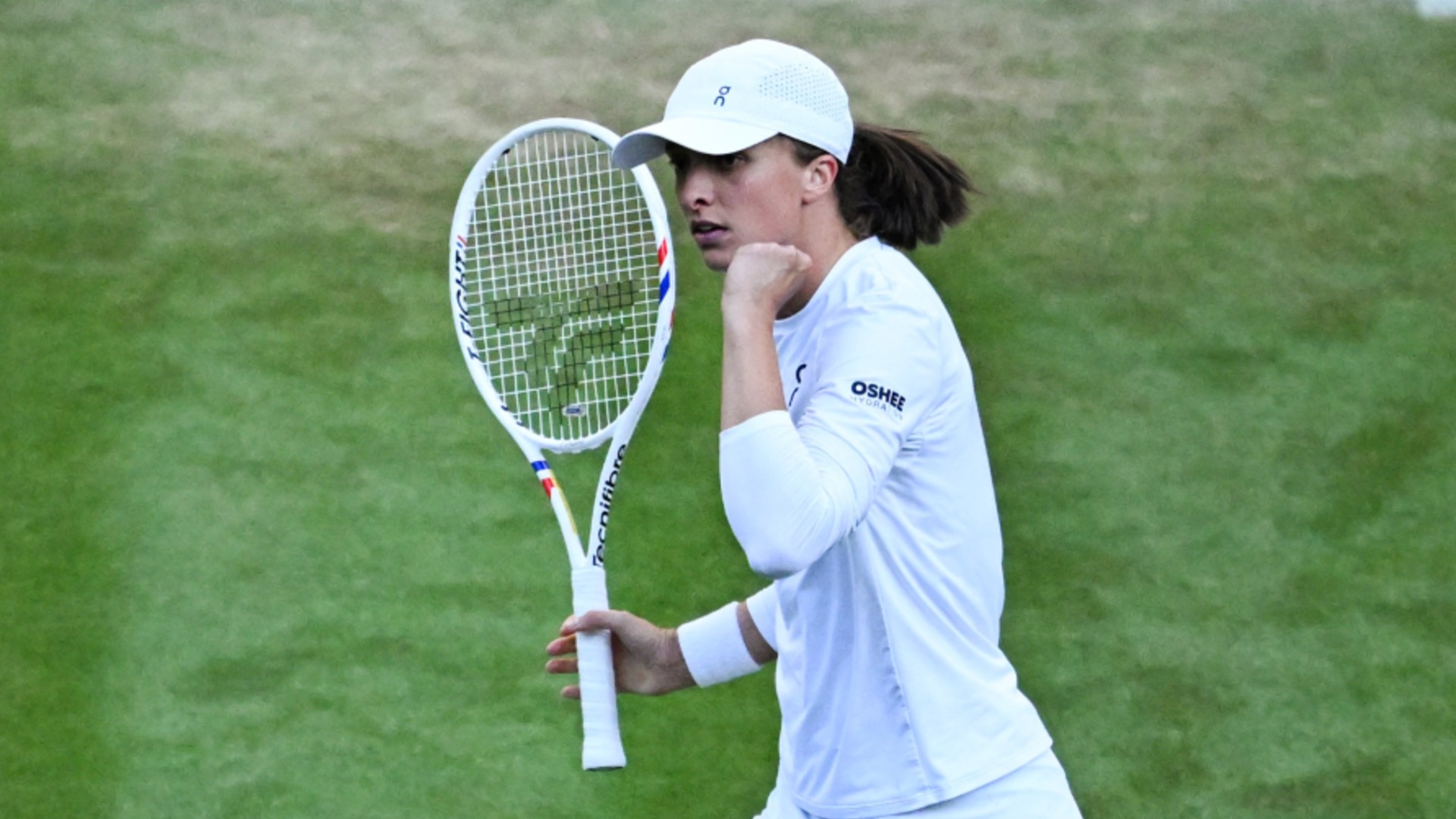 Wimbledon: Swiatek downs Tauson to ease into quarters