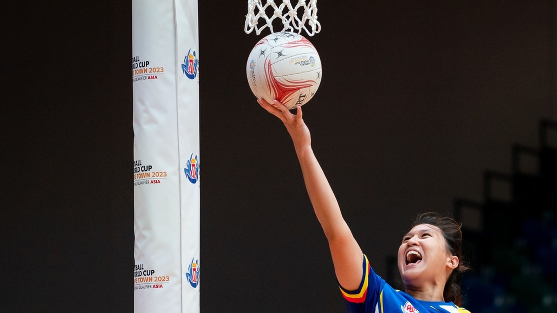 Saudara Jayasinghe menggiring bola menuju panggung NBA Asia